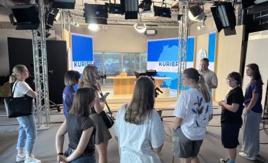 Grupa młodzieży znajdująca się w studio Kuriera Opolskiego. 