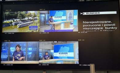 Monitor, na którym widać kadry z kamer. 