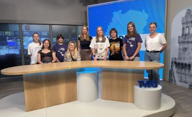 Na zdjęciu dziewięć młodych kobiet w studio nagrań Kuriera Opolskiego. - powiększ