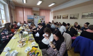 Uczestnicy rzeźbią wzory na jajkach.