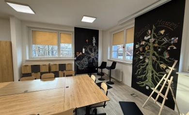 Widok na ściany pracowni pokryte farba suchościeralną o właściwościach magnetycznych. Na ścianach namalowane kredą tablicową kolorowe motywy: motyl, kwiat, drzewo. - powiększ