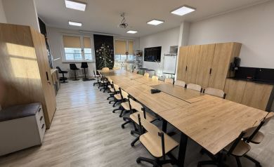 Multi sala pasjonatów - zdjęcie pokazuje rozkład mebli funkcyjnych w pracowni - powiększ