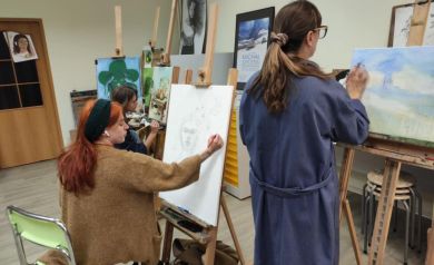 Na zdjęciu kobiety malujące swoje dzieła. 