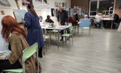 Osoby dorosłe podczas zajęć plastycznych. 