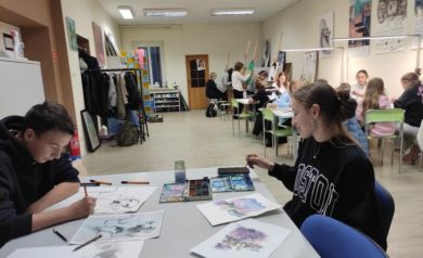 Osoby biorące udział w zajęciach pracują nad swoimi obrazami. 