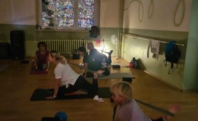 Na zdjęciu kobiety trenujące jogę. 