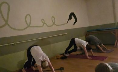 Kobiety trenujące na matach sportowych. 