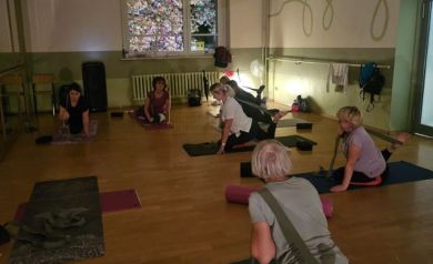 Na zdjęciu kobiety wykonujące ćwiczenia rozciągające.  