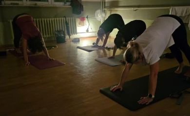 Ćwiczenia wykonywane przez kobiety podczas zajęć z jogi. 