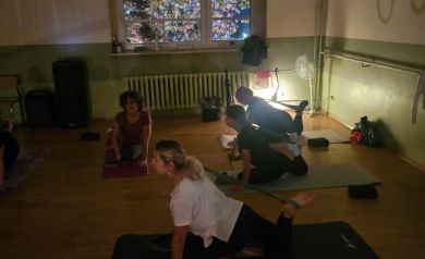 Ćwiczenia rozciągające podczas zajęć z jogi. 