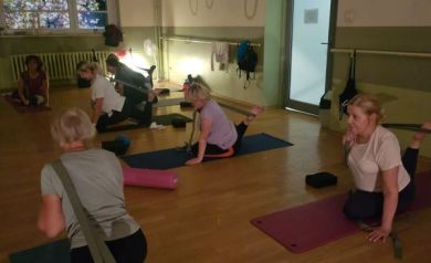 Kobiety wykonujące ćwiczenia rozciągające. 