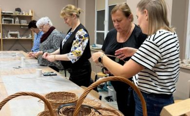 Kobiety wykonujące prace z wikliny. 