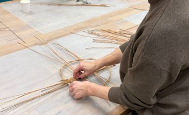 Kobieta w trakcie wykonywania tacki katalońskiej. 