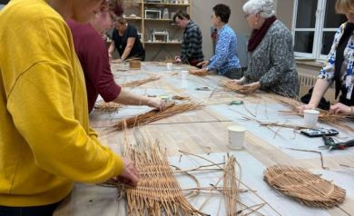 Uczestnicy warsztatów pracujący nad swoimi dziełami. 