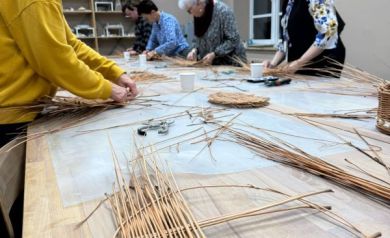 Uczestnicy warsztatów wykonujący swoje dzieła. 