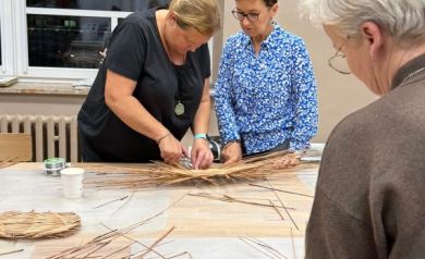 Kobiety wyplatające tacki z wikliny. 