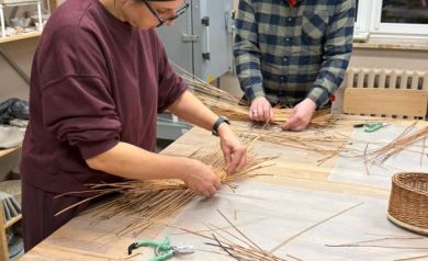 Na zdjęciu kobieta i mężczyzna pracujący nad swoimi tackami katalońskimi. 