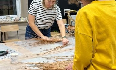 Dwie kobiety wyplatające tacki. 