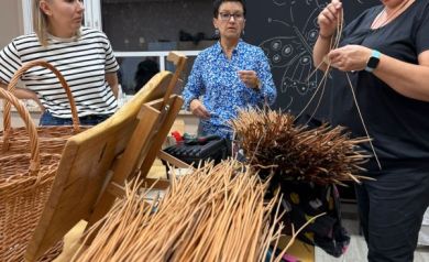 Prowadząca warsztaty instruuje jak wykonać tackę katalońską.