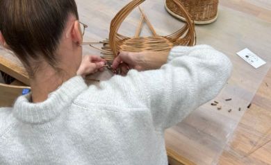 Kobieta ubrana w biały sweter wykonuje tackę katalońską. 