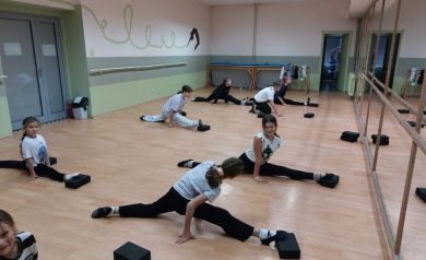 Dziewczęta wykonujące szpagat. 