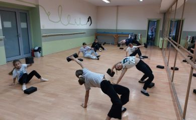 Na zdjęciu dziewczęta wykonujące figurę akrobatyczną. 