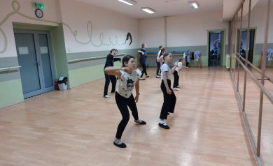 Na zdjęciu dziewczęta podczas tańca. 