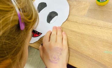 Dziewczynka wykonująca pracę  z papieru. 