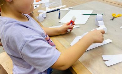 Dzieci wykonujące prace o tematyce halloweenowej. 