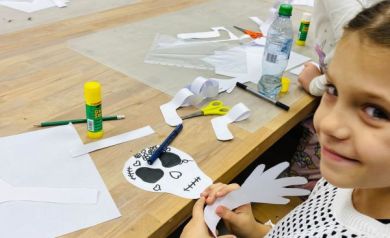 Dzieci wykonujące prace plastyczne. 