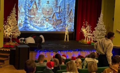 Część publiczności i scena  z dekoracjami świątecznymi. 