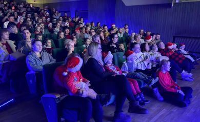 Publiczność mikołajkowego teatrzyku dla dzieci. 