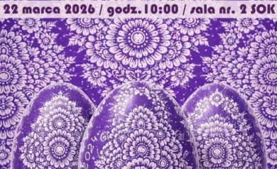 Plakat dotyczący otwartego konkursu zdobienia jaj wielkanocnych ,,Kroszonki 2026'. Plakat utrzymany jest w odcieniach fioletowego oraz widać trzy duże kroszonki. 
