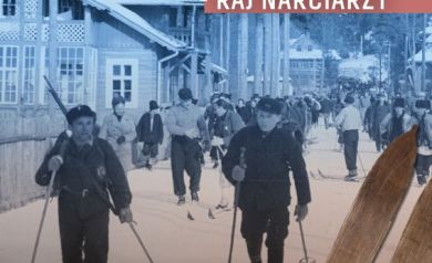 Plakat wydarzenia „Worochta. Raj narciarzy”. Zdjęcie archiwalne przedstawiające grupę narciarzy idących zimową ulicą. Informacja o prezentacji Tomasza Kuby Kozłowskiego w Miejskiej i Gminnej Bibliotece Publicznej w Strzelcach Opolskich, 4 lutego 2026 roku o godzinie 17:00.