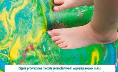 Plakat zaprasza na zajęcia Sensoplastyka® dla dzieci w wieku 1–6 lat z opiekunami, które odbędą się 25 października 2025 r. o godzinie 14:00 w Strzeleckim Ośrodku Kultury.