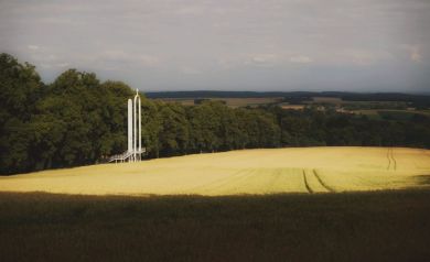 Ołtarz papieski w jaskrawym słońcu na tle pochmurnego nieba