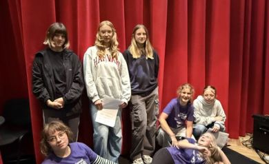 Młodzież biorąca udział w projekcie podczas grupowego zdjęcia.