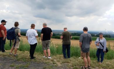 Uczestnicy pleneru w trakcie poznawania okolicy podczas spaceru, widok na Zdzieszowice