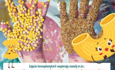 Plakat dotyczący zajęć z SENSOPLASTYKA® pt. ,,MAKARONOWE SZALEŃSTWO'. Na plakacie są liczne szczegóły dotyczące zajęć, a także kolorowe obrazki przedstawiające makaron, czy zdjęcie rąk pokrytych kolorową masą i makaronem. 